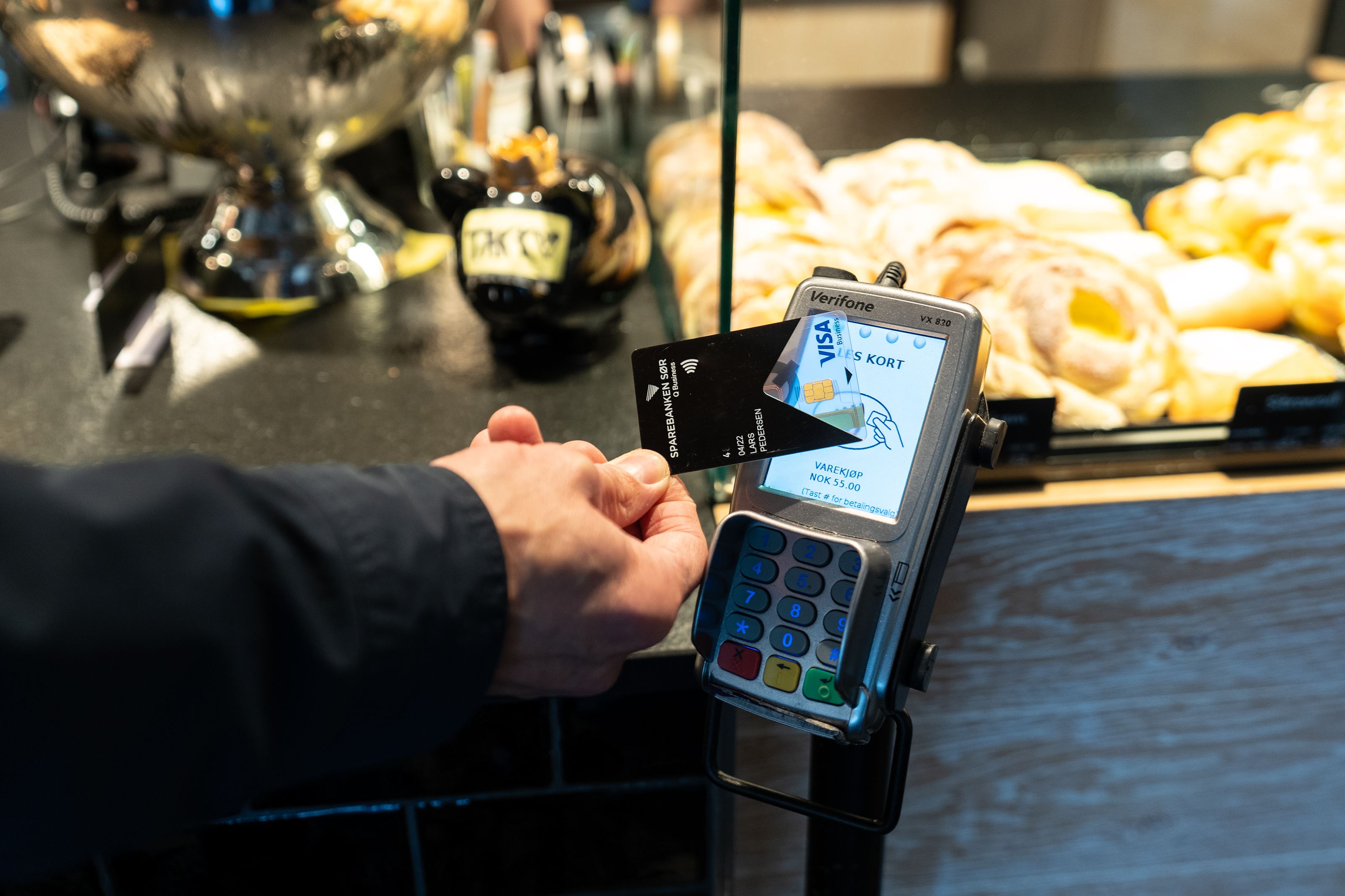 Betale med Q Business Black på en cafe.